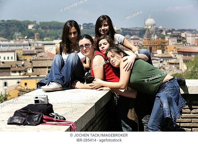 ITA, Italy, Rome : Tourists taking a group photo, on the Aventin hill. |
