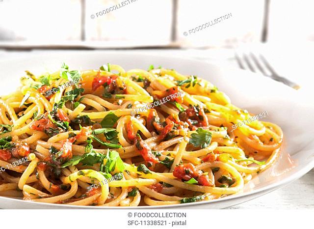 Spaghetti pomodoro e prezzemolo (pasta with tomatoes, shallots and parsley, Italy)