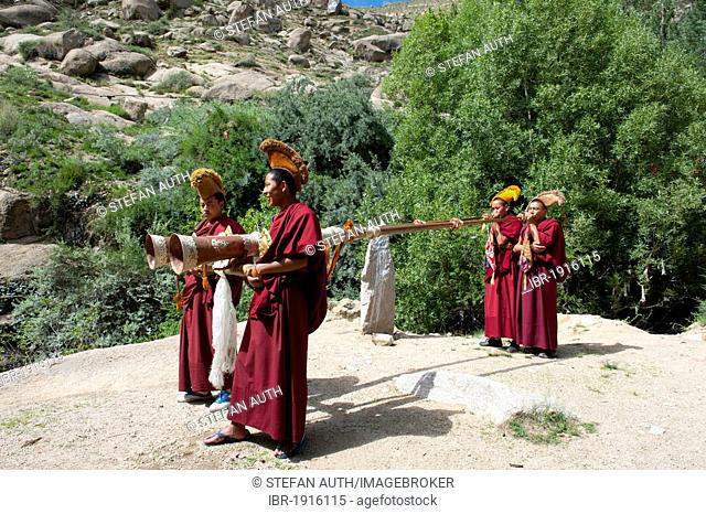 Tibetan Buddhism, monks of the Yellow Hat sect wearing yellow hats and blowing their horns, Dungchen horns, long horns, Sera Monastery, Lhasa, Ue-Tsang