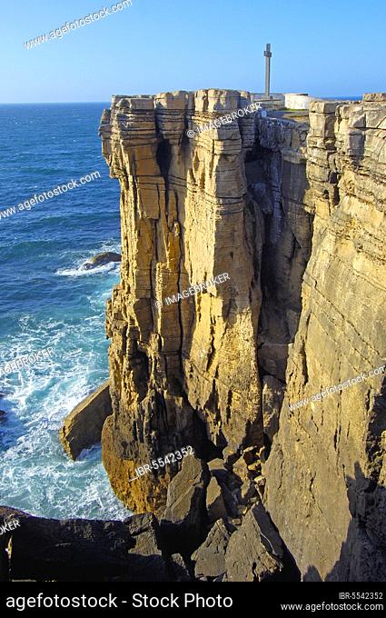 Cruz dos Remedios and cliffs on the Atlantic coast, Cape Carvoeiro, Peniche, Extremadura, Portugal, Europe