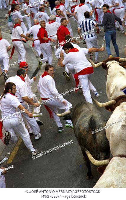 running of the bulls in Pamplona with bulls of Escobar 2016