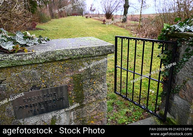 28 January 2020, Hessen, Klein-Zimmern: A bronze plaque with the inscription ""Russian military cemetery 1941 - 1945"" is placed on a wall at the entrance to...
