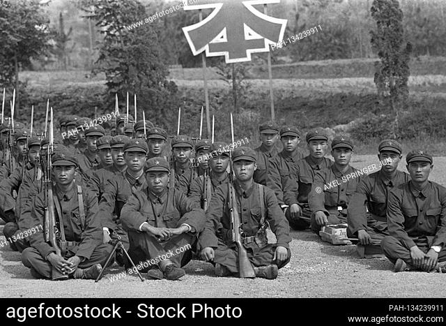 Chinese soldiers of the People's Liberation Army VBA sit on a training area, with rifles and bayonets, 07/26/1972 | usage worldwide. - Beijing/China