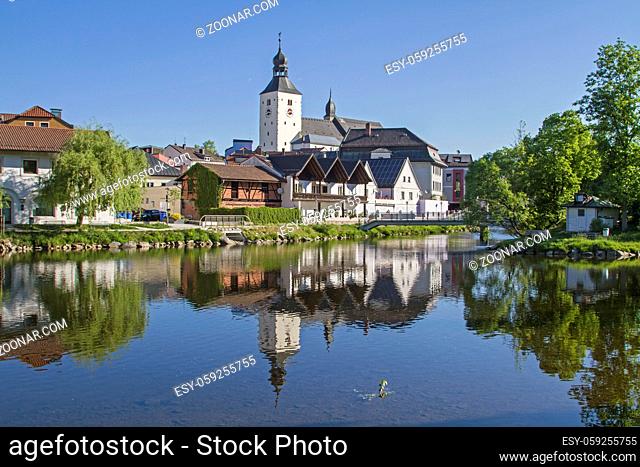 Die Kreisstadt Regen liegt idyllisch am Ufer des gleichnamigen Flusses im Regierungsbezirk Niederbayern