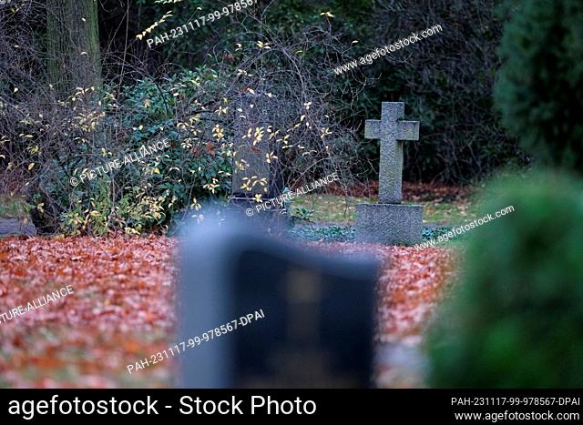 16 November 2023, Saxony, Leipzig: Gravesites at the southern cemetery. On Volkstrauertag (19.11.2023) and Totensonntag (26.11