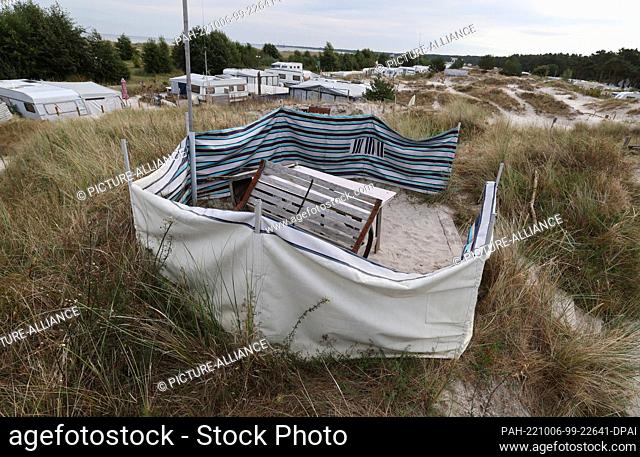 PRODUCTION - 05 October 2022, Mecklenburg-Western Pomerania, Prerow: A seat in the dunes of ""Area I"" of the Regenbogencamp vacation complex in the...