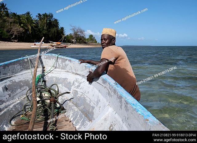 02 August 2021, Tanzania, Fumba: A fisherman pulls his boat to shore. Photo: Sebastian Kahnert/dpa-Zentralbild/dpa. - Fumba/Zanzibar/Tanzania
