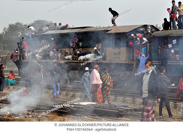 Crowded passenger train in the station Tongi near Dhaka on 09.01.2015 - Bangladesh. | usage worldwide. - Tongi/Dhaka/Bangladesh