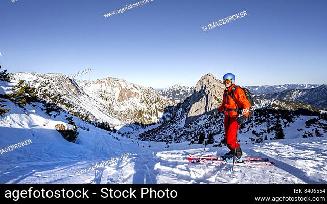 Ski tourers, mountain peak of the Ruchenköpfe, view into the Großtiefental, in winter, Mangfall Mountains, Bavaria, Germany, Europe