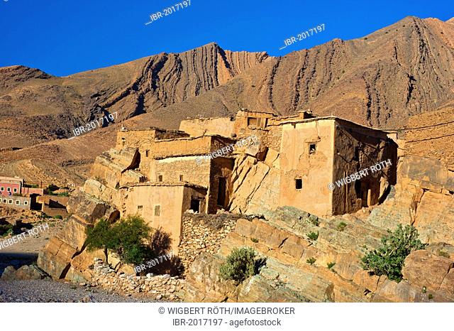 Mountain landscape in the valley of Ait Mansour with a few simple, mud-walled residential houses, Anti-Atlas mountain range, southern Morocco, Morocco, Africa