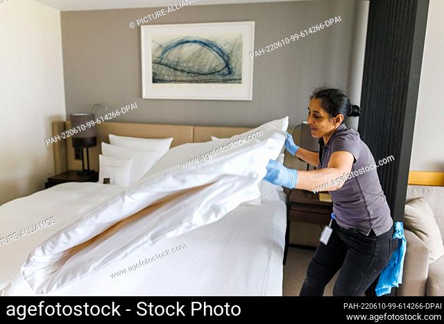 08 June 2022, Baden-Wuerttemberg, Donaueschingen: An employee of the ""Öschberghof"" cleans a hotel room. At the German Hotel Congress taking place on June 14...