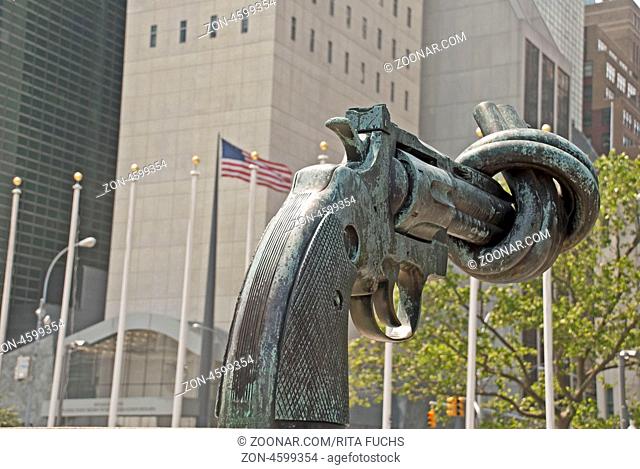 Pistole mit Knoten im Lauf, Skulptur des Künstlers Carl Fredrik Reuterswaerd vor dem UNO Hauptquartier in New York City, New York State, USA