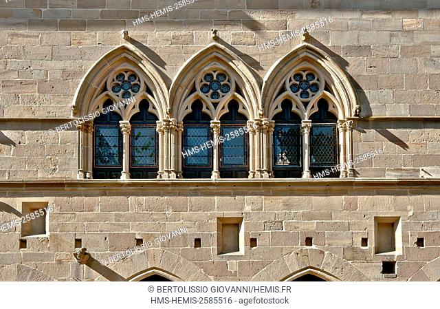 France, Tarn, Cordes sur Ciel, Grand Rue Raymond VII, Grand Fauconnier house, the 14th century on the first floor windows