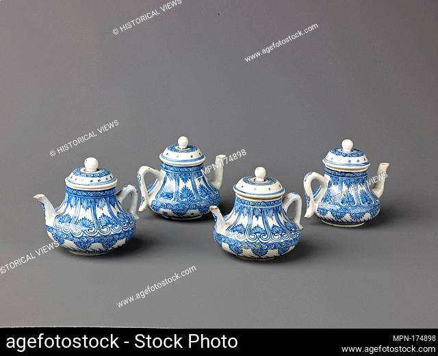 Small covered winepot or teapot (similar to 1975.1.1714-15 and 1975.1.1717). Artist: Chinese , Qing Dynasty, Kangxi period; Date: 1662-1772; Culture: Chinese;...