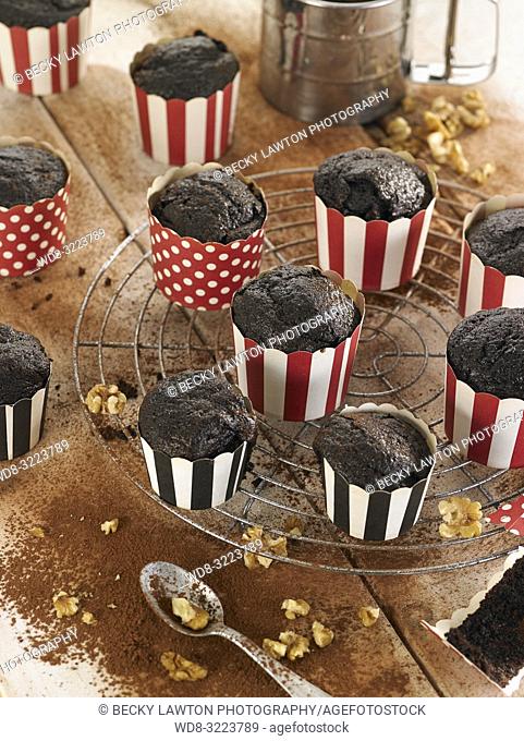 muffins de chocolate con nueces en tarrinas / chocolate muffins with walnuts