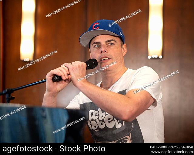 03 August 2022, Hessen, Frankfurt/Main: Canadian singer, guitarist and pianist Marc Martel, photographed at the piano in a Frankfurt bar during a press event