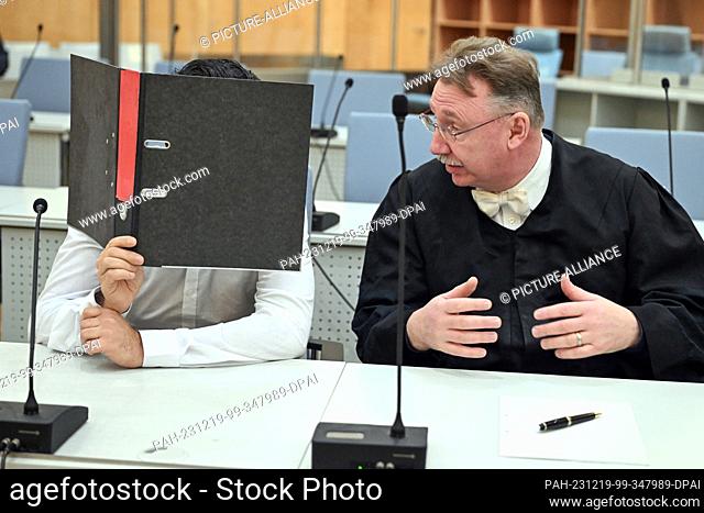 19 December 2023, North Rhine-Westphalia, Duesseldorf: The defendant waits with his lawyer Jörg Tigges in the courtroom of the Higher Regional Court for the...