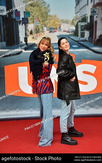 01 October 2021, North Rhine-Westphalia, Cologne: Actress Isabell Hertel and Valea Scalabrino , l-r, receive a prize as the winner of the Unter uns Starwahl...