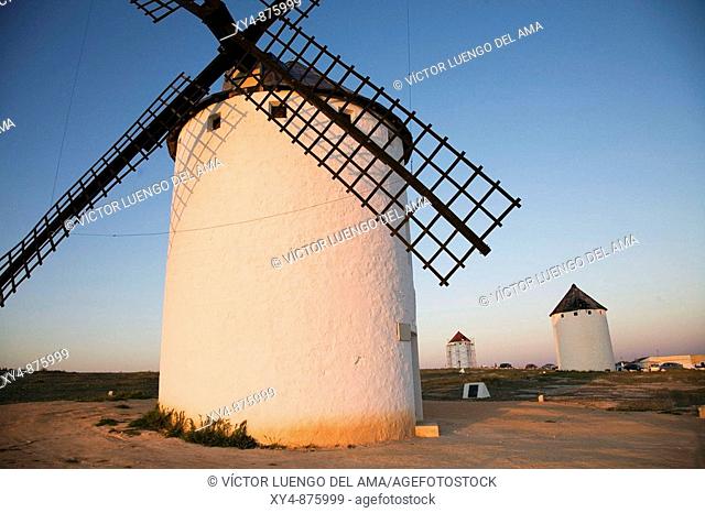 Molinos de viento en el campo de Criptana, Castilla  Escenario del Quijote  Wind mills in Castilla, Spàin