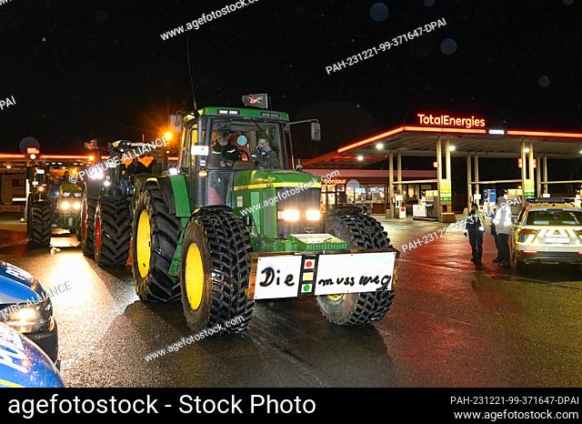 21 December 2023, Saxony-Anhalt, Coswig (Anhalt): Tractors belonging to farmers from the Wittenberg area on their way to the A9 highway exit near Coswig