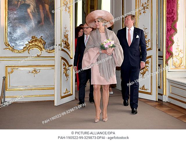 22 May 2019, Brandenburg, Potsdam: The Dutch King Willem-Alexander and his wife, Queen Maxima, walk through the castle of Sanssouci
