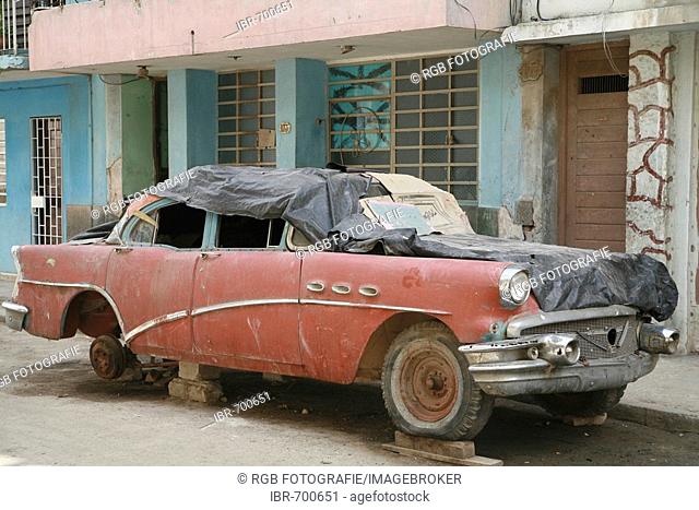 Wrecked vintage car parked on a street in Havana, Cuba, Caribbean, Americas