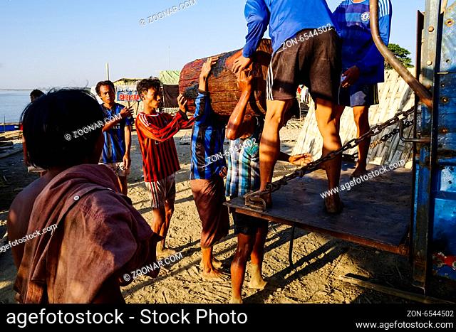 Porters on the banks of the Ayeyarwady River, Mandalay, Myanmar