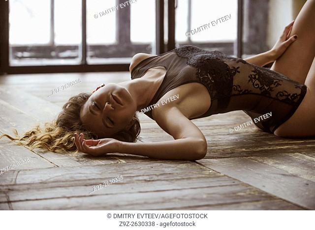 Natural full body portrait of beatifull woman on a floor