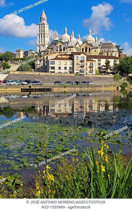 Saint Front Cathedral and Isle River, Perigueux, Dordogne, Aquitaine, France, Europe
