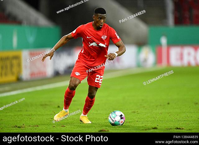 Nordi MUKIELE (L), action, individual action, single image, cut out, whole body shot, whole figure football DFB Cup, 2nd main round FC Augsburg-RB Leipzig 0-3...