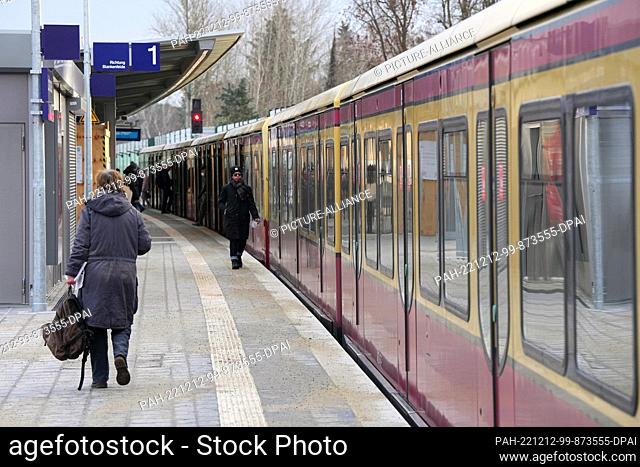 12 December 2022, Berlin: An S-Bahn train coming from Mahlow stops at the rebuilt Lichtenrade S-Bahn station. Since the timetable change