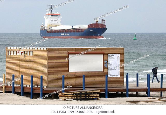 13 March 2019, Mecklenburg-Western Pomerania, Warnemünde: The first wicker beach chair rental company has started setting up its sales facilities on the Baltic...