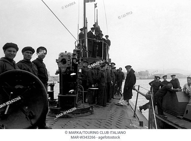 europa, italia, toscana, livorno, cadetti della marina durante l'esercitazione sul sommergibile, 1920-30 // europe, italy, tuscany, livorno