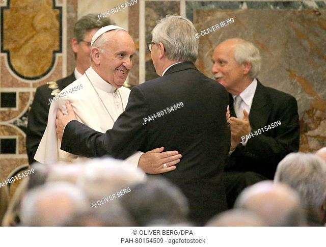 The President of the European Comission Jean-Claude Juncker (2.f.r).embraces Pope Francis (2.f.l) while the Lord Mayor of Aachen, Marcel Philipp (CDU
