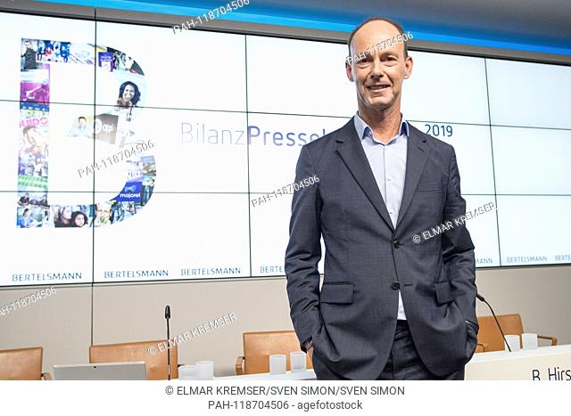 Dr. Thomas RABE (Chief Executive Officer, CEO), in front of the display with Bertelsmann logo, half figure, half figure, landscape format