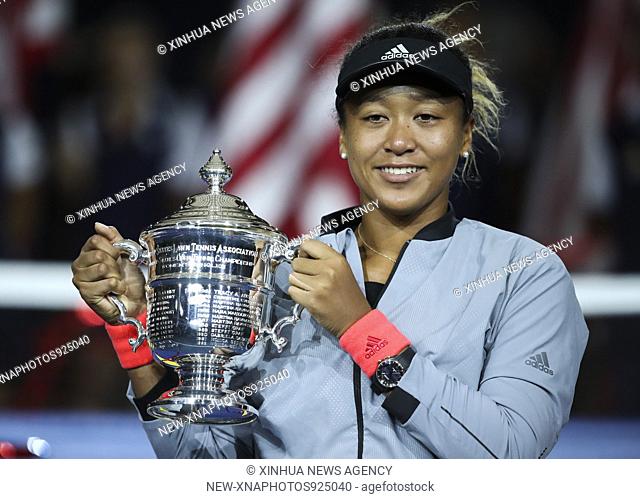 (180909) -- NEW YORK, Sept. 9, 2018 (Xinhua) -- Naomi Osaka of Japan holds up the trophy during the awarding ceremony after winning the women's singles final...