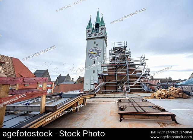 PRODUCTION - 20 November 2023, Bavaria, Straubing: Construction work on the historic town hall in the city center in front of the city tower