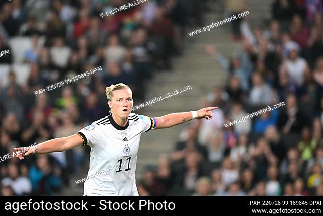 27 July 2022, Great Britain, Milton Keynes: Soccer: national team, women, Euro 2022, before the semifinals, final training Germany