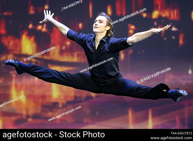 RUSSIA, MOSCOW - DICIEMBRE 10, 2023: Bolshoi Ballet bailarín principal Denis Rodkin realiza un fragmento del Hombre I Love escenificado por Alessandro Caggegi...