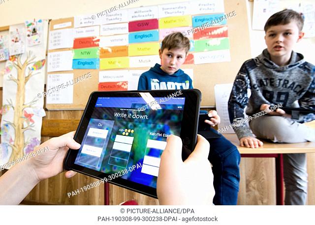 07 March 2019, Lower Saxony, Gehrden: Pupils of a 5th grade learn English with iPads at the Oberschule Gehrden in the Hannover region