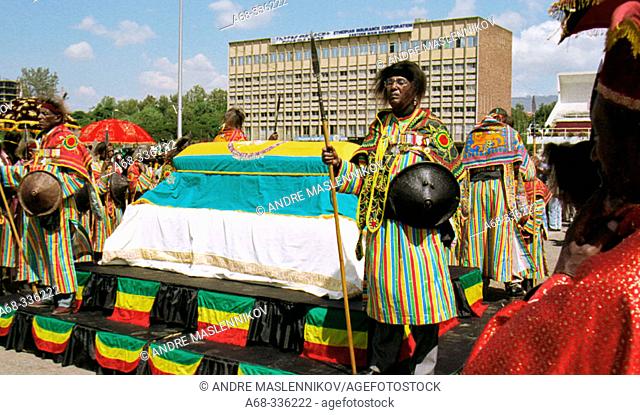 The re-burial of emperor Haile Selassie, 25 years after his death: War veterans are guarding the coffin, covered by the Ethiopian flag, on Meskel Square