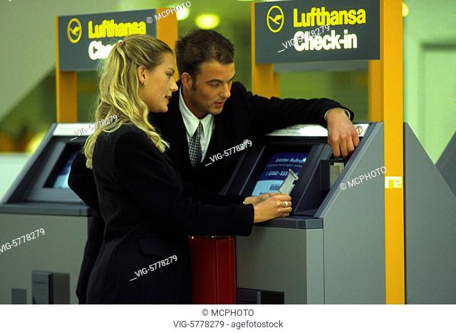Paar am Ticketcounter am Flughafen 2004 - Germany, 19/05/2004