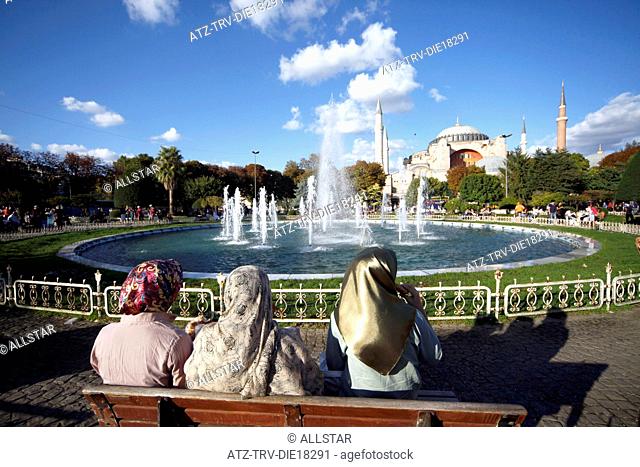 MUSLIM WOMEN & HAGHIA SOPHIA MOSQUE, AYA SOFYA; SULTANAHMET, ISTANBUL, TURKEY; 03/10/2011