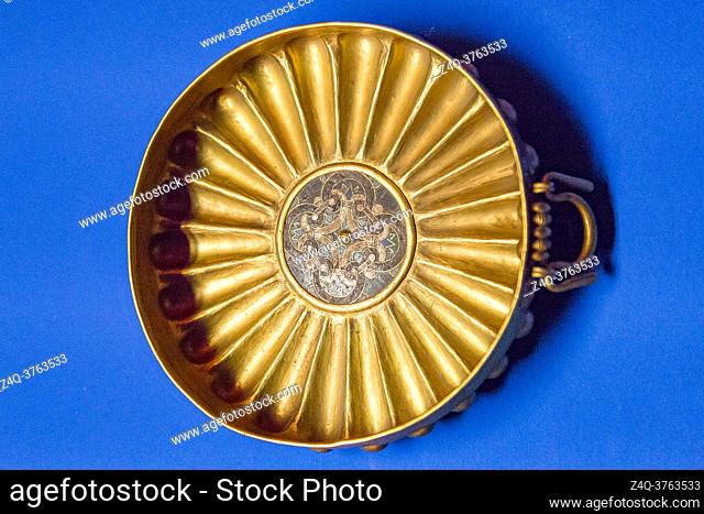 Egypt, Cairo, Egyptian Museum, dishes found in the royal necropolis of Tanis, burial of Wendjebauendjed : gold bowl with a glass paste flower