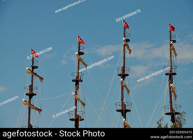 Mast eines Bootes, mast, boot, bootsmast, schiffsmast, schiff, türkei, orient, segel, piraten, piratenschiff, fahne, flagge