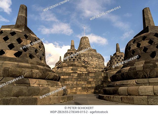 Stupas von Borobudur, einer der größten buddhistischen Tempelanlagen Südostasiens nordwestlich von Yogyakarta, Insel Java, Indonesien
