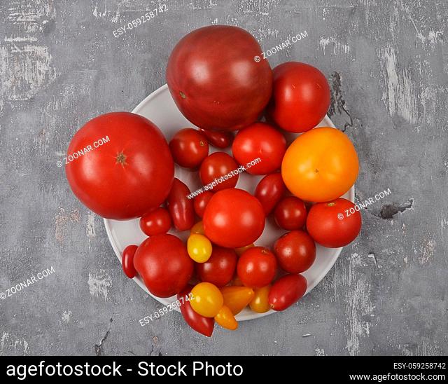 Tomaten auf Teller und Beton - Variety of tomato cultivars on plate and concrete