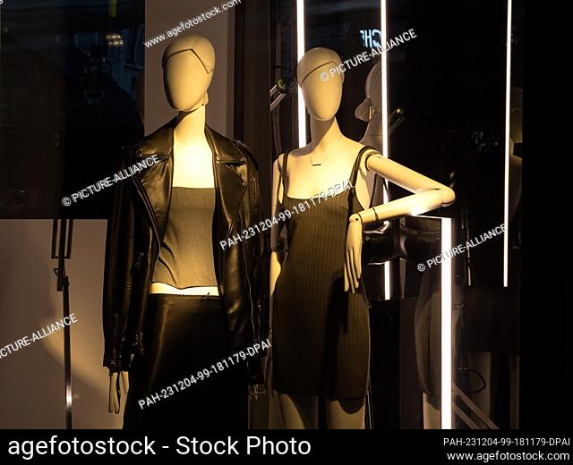 19 November 2023, Berlin: 19.11.2022, Berlin. Female mannequins that look extremely thin, almost anorexic, stand in the window of a fashion store