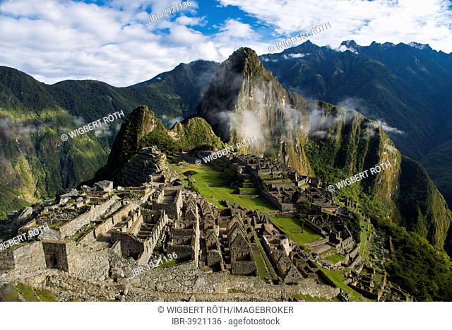 Ruins, the Inca city of Machu Picchu with Huayna Picchu mountain, UNESCO World Heritage Site, Urubamba Valley, near Cusco, Andes, Peru