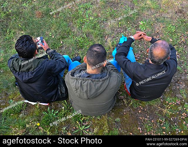 11 October 2023, Brandenburg, Roggosen: Illegal migrants wait after being apprehended by federal police near Forst (Lausitz)